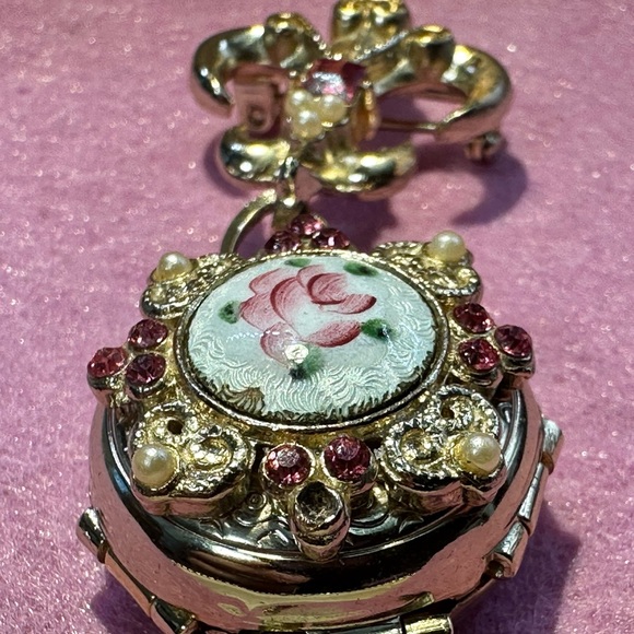 BROOCH: Rare vintage Pegasus, coral gold tone, rose, pink, locket, one of a kind - Picture 8 of 17
